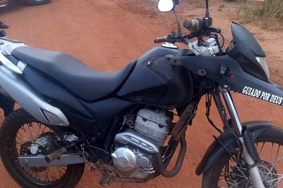 Durante fuga jovem bate moto em viatura cai e é preso em Vilhena