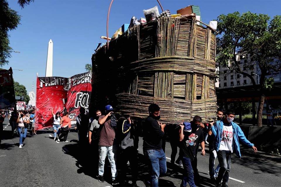 Tensão política cresce com ações mais duras contra covid-19