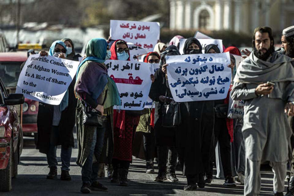 Afegãs fazem protesto relâmpago em Cabul por direitos das mulheres