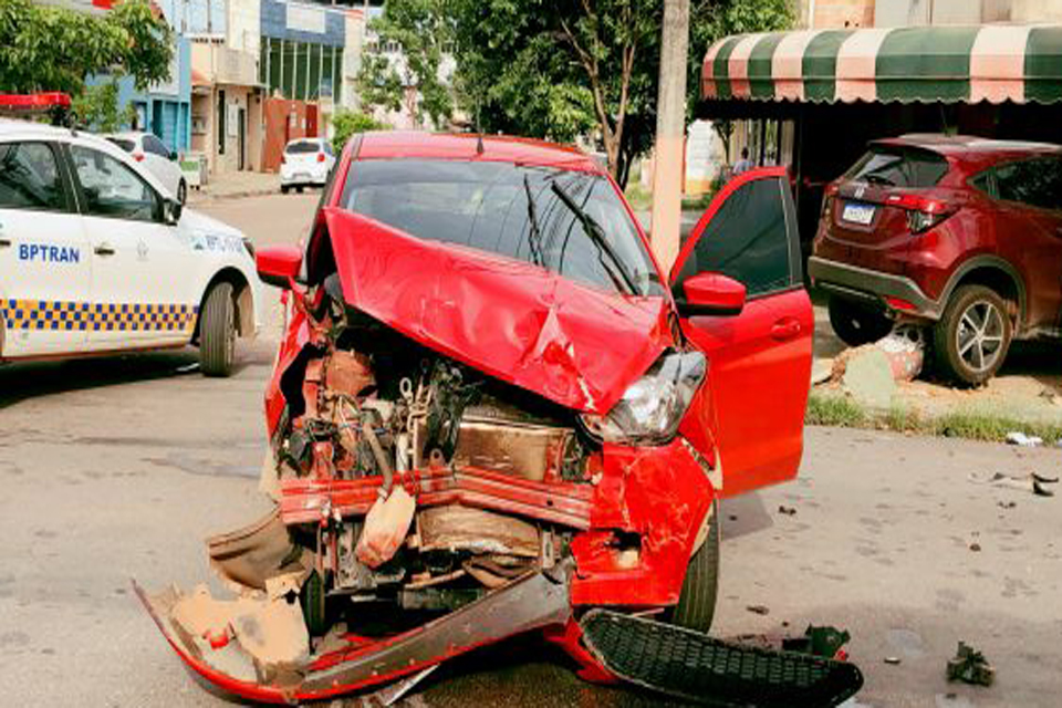 Carro invade estabelecimento após avançar preferencial e ser atingido por outro