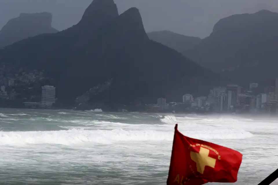 Chuva forte atinge o Rio de janeiro desde a noite desta segunda-feira