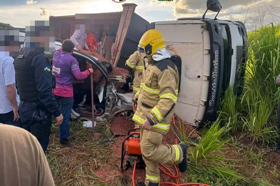 Homem fica preso às ferragens após colisão entre caminhão caçamba e carro