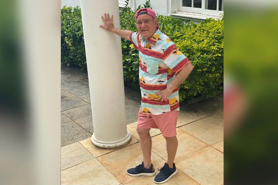 Após alta hospitalar, Renato Aragão posta foto vestido de Didi e diverte web