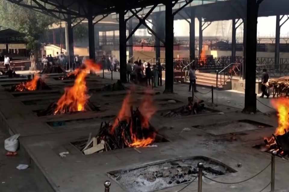 Com alta de mortes por Covid, Índia enfrenta falta de madeira para cremar corpos