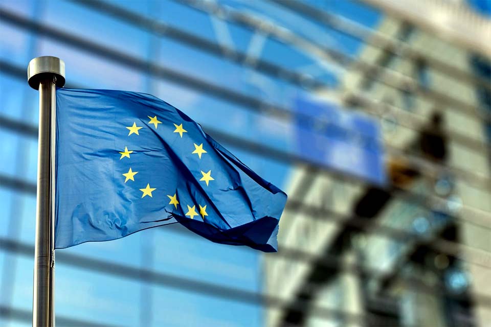 União Europeia busca acelerar entrega de munições à Ucrânia