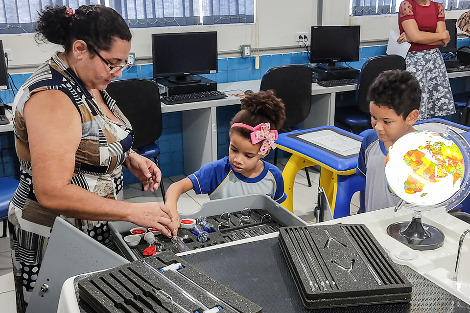 Professores são capacitados para utilizar laboratórios móveis
