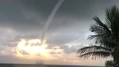 Turista flagra momento que tromba d'água toca o mar