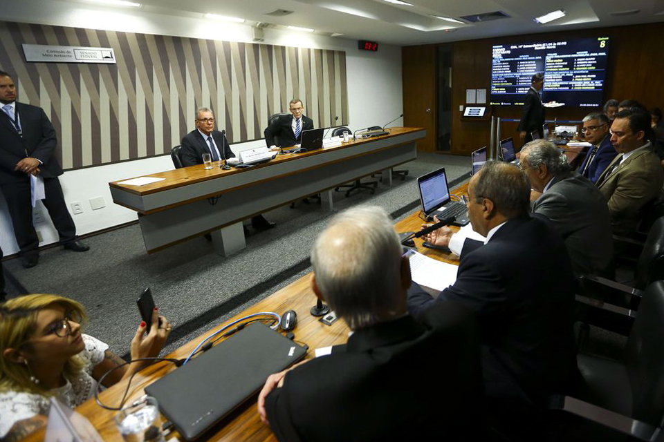 Ministro de Minas e Energia diz que não há barragem segura no Brasil 
