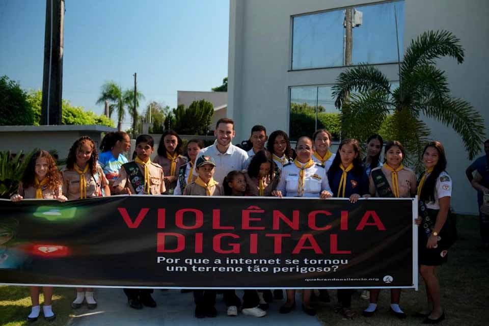 Prefeito Affonso Candido participa da Caminhada “Quebrando o Silêncio” contra a violência e o abuso