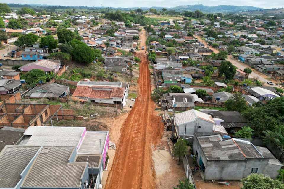 Prefeitura de Jaru realiza remoção de pedra e alargamento de pista na Rua Frei Caneca, no setor 7