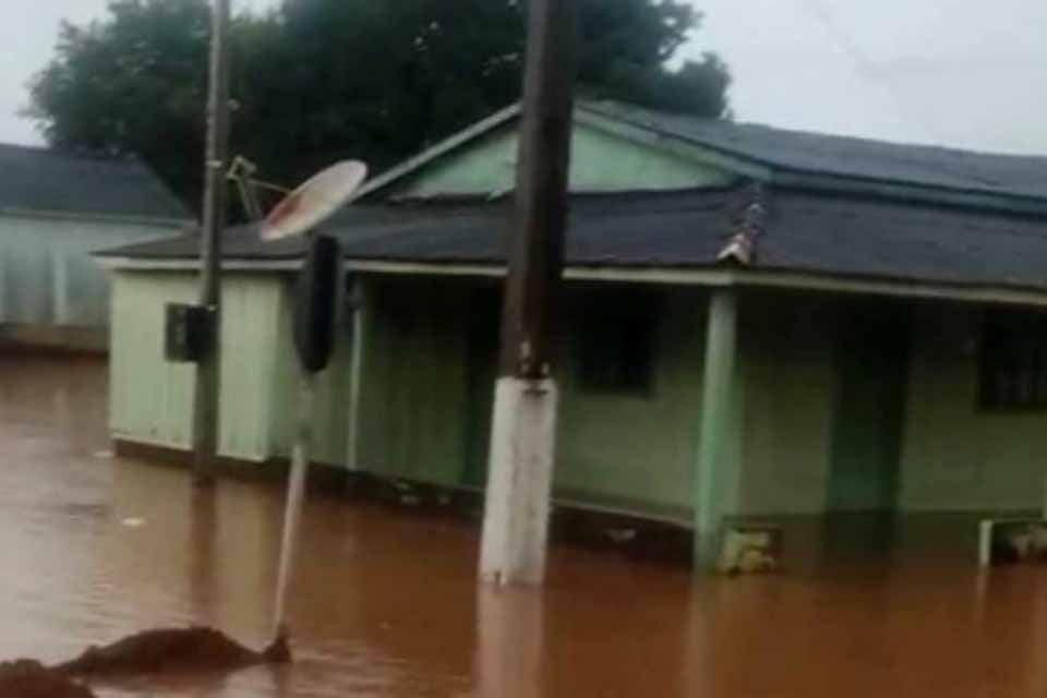 Após 3 horas de chuvas cidade de Pimenteiras do Oeste sofre alagamentos e enchentes em vários pontos
