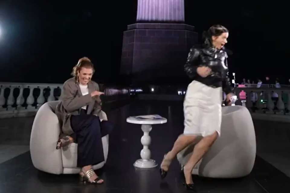 Rosalía leva susto com barata voadora durante gravação do Fantástico