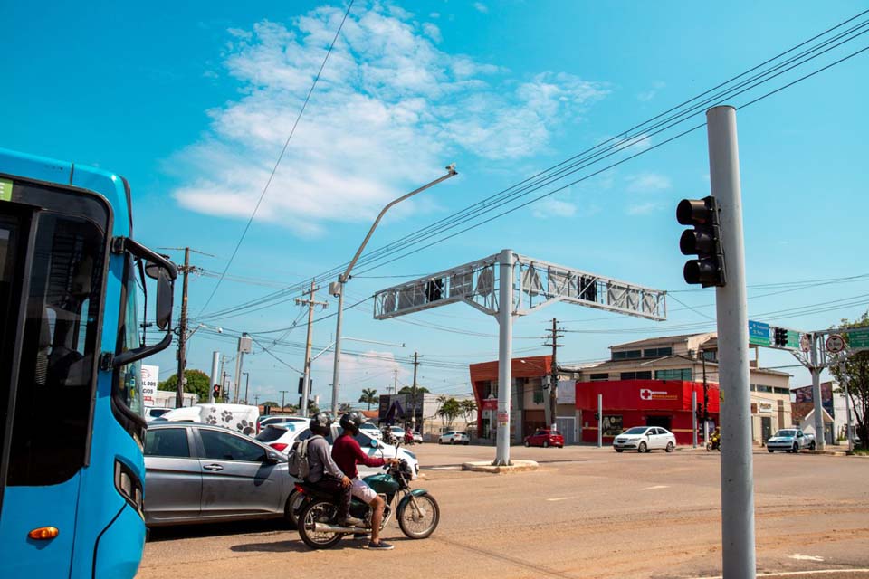 Semtran de Porto Velho flexibiliza avanço de sinal na madrugada, mas obedecendo as regras de trânsito