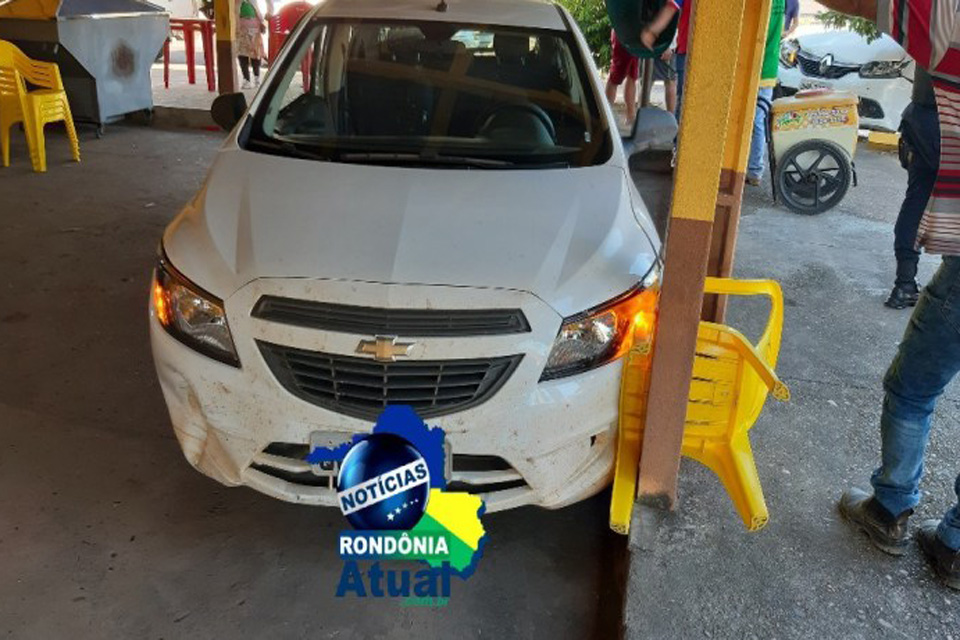 Carro vai parar dentro de bar após colisão em Ji-Paraná 