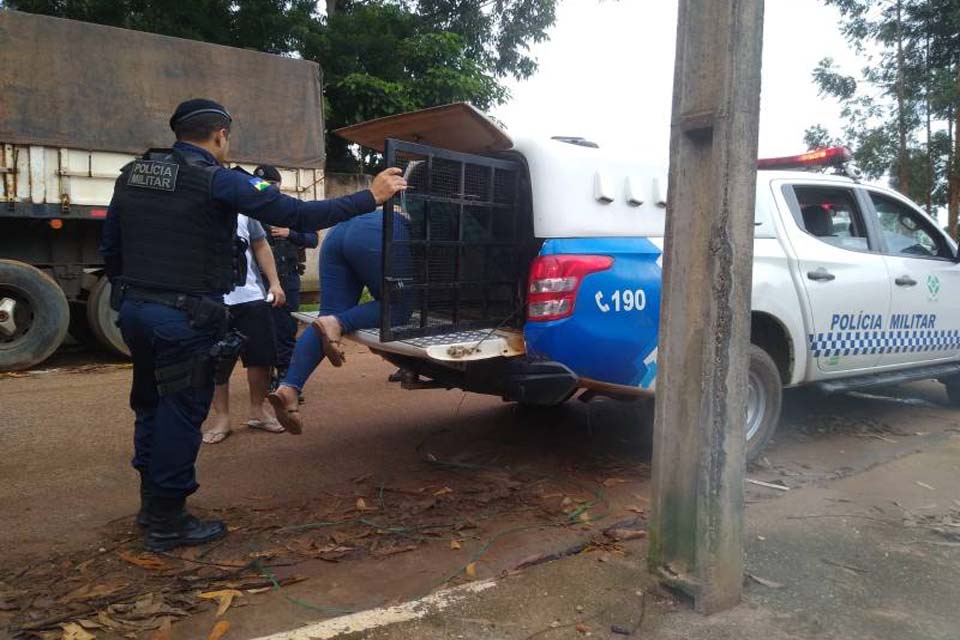 Mulher embriagada “atropela” poste e árvore; namorado vem socorrer e acaba preso