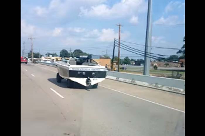 Motorista flagra homem dirigindo barco em rua