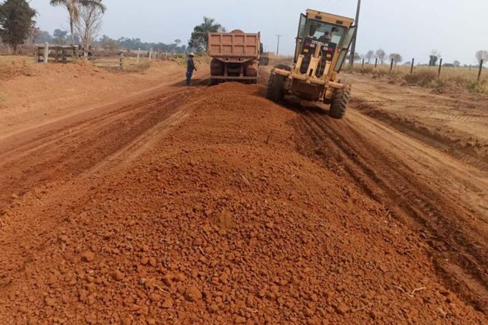 Semosp realiza conjunto de obras para readequação de pista na linha 176 norte