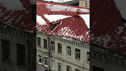 Trabalhador tenta tirar gelo de telhado, escorrega e cai