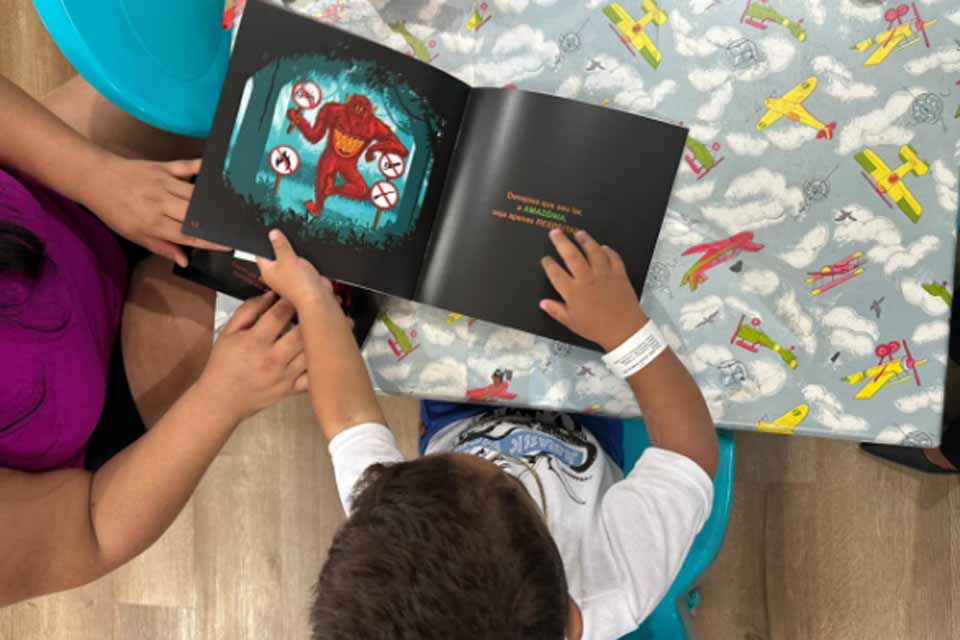 Prefeitura leva livro “Mapinguari” a crianças em tratamento e reforça educação ambiental