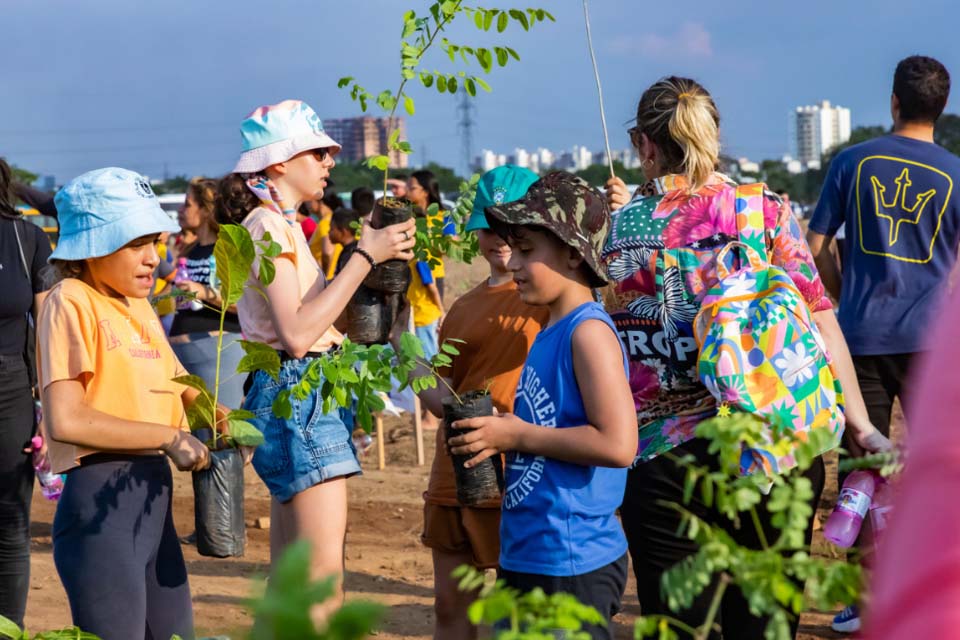 Prefeitura em parceria com entidades da capital realiza plantio de novas mudas de árvores no Skate Parque em Porto Velho