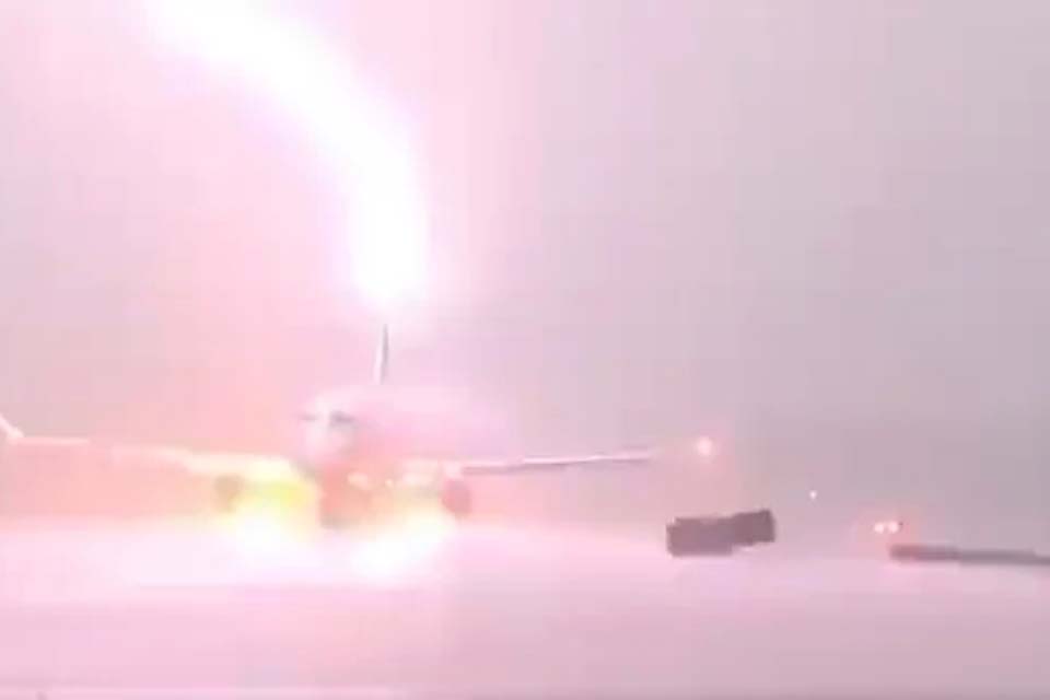 Avião fabricado no Brasil é atingido por raio nos Estados Unidos