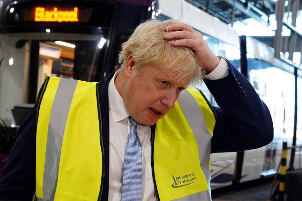 Mais 3 ministros do governo Boris Johnson renunciam aos cargos; baixas chegam a 15 no alto escalão