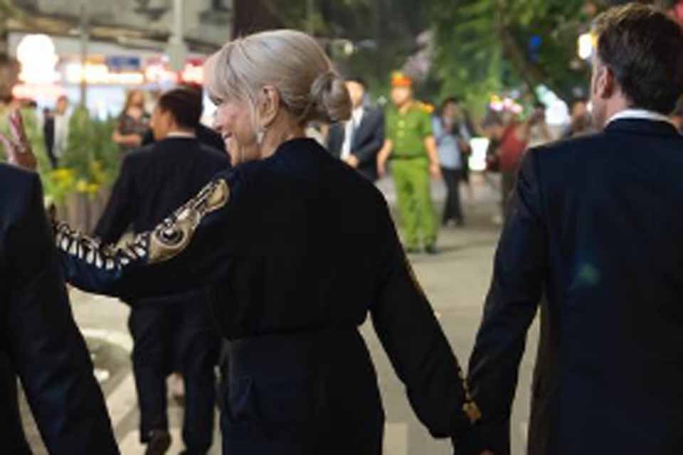 Após polêmica, Macron divulga vídeo mostrando cumplicidade com Brigitte