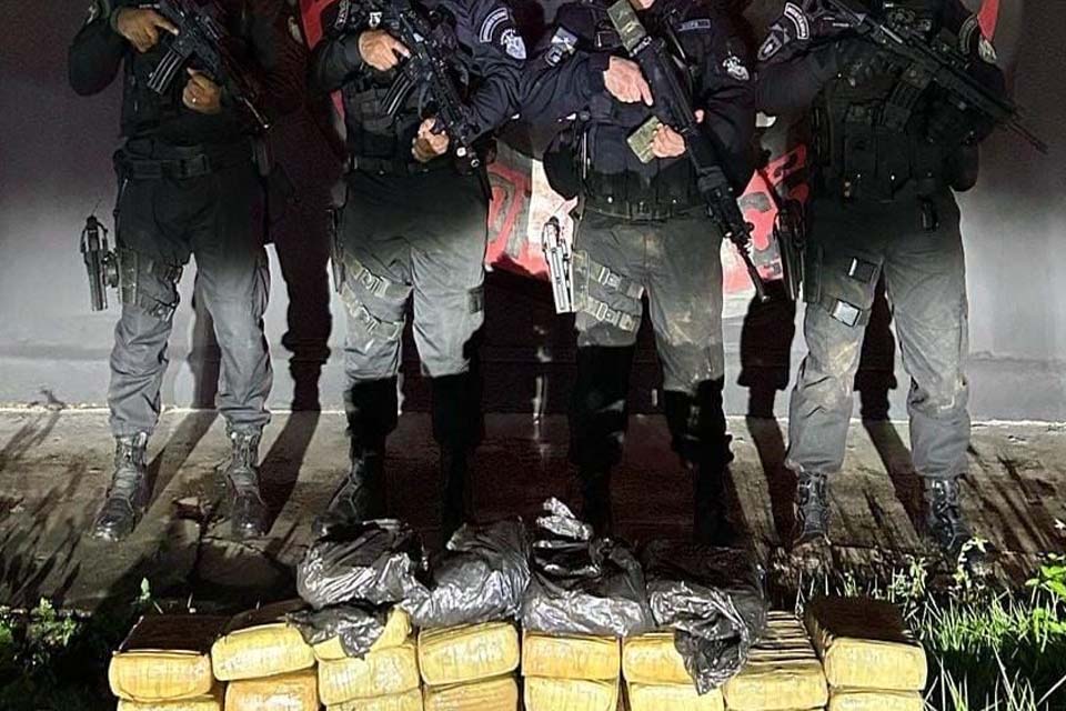 Homem é preso com mais de 60kg de maconha em veículo 