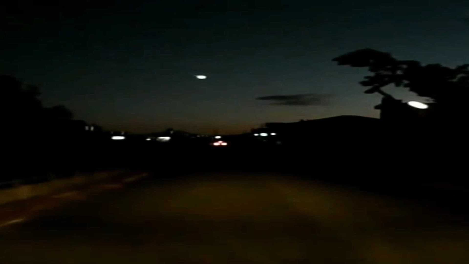 Dupla filma 'desfile de OVNIs' nos céus de Miami