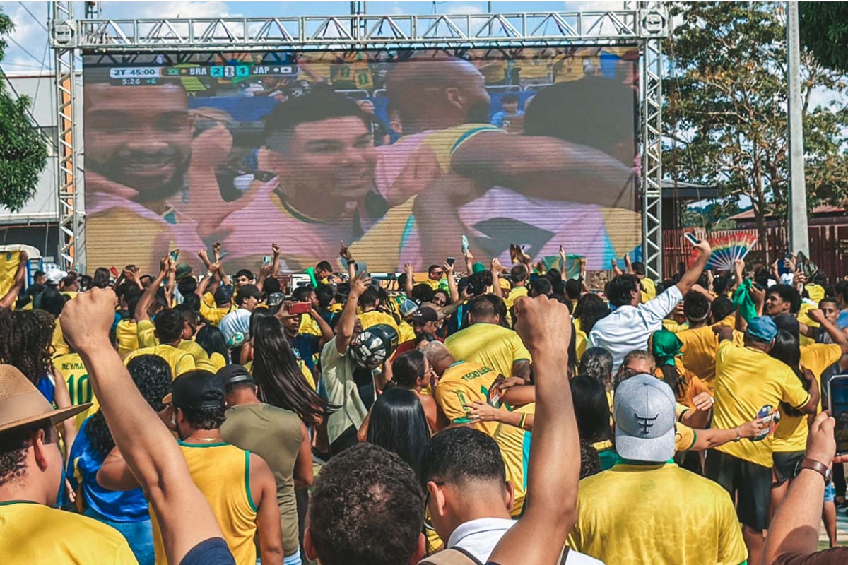 Estrutura com tendas, climatizadores e picolés garante conforto para torcida na Rua do Hexa