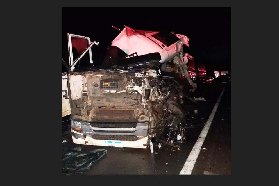 Motorista fica preso nas ferragens após acidente entre Pimenta Bueno e Cacoal