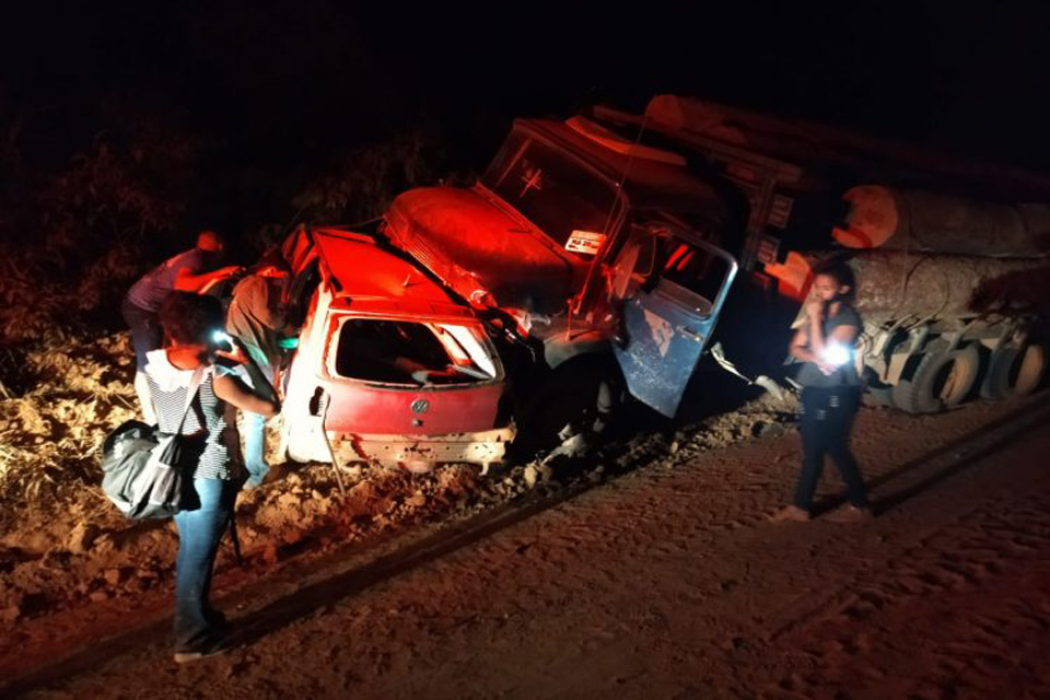 Casal morre em acidente entre caminhão toreiro e carrro em Machadinho