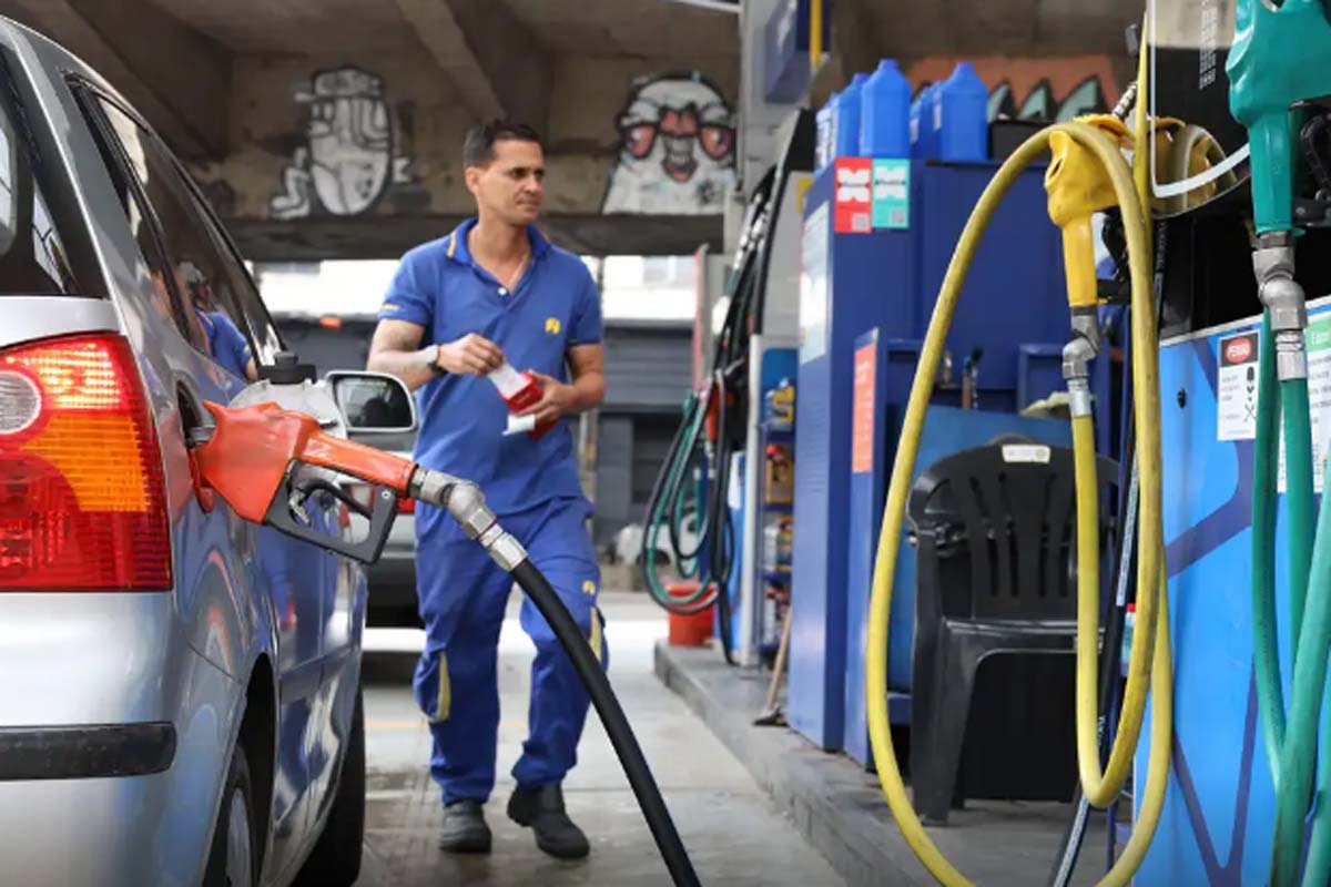 Vendas no comércio recuam 1,5% em abril, impactadas por combustíveis