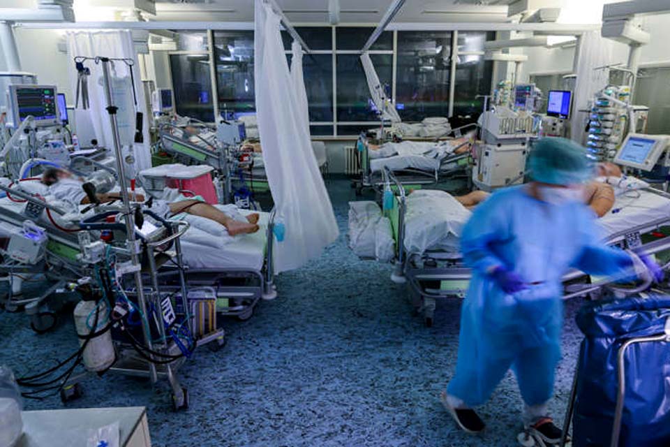 Merkel adverte que a crise da covid-19 é “dramática” e que as medidas atuais “não serão suficientes”