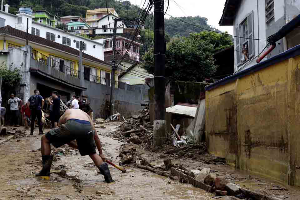 Aumenta para 66 número de mortos por causa da chuva em Petrópolis