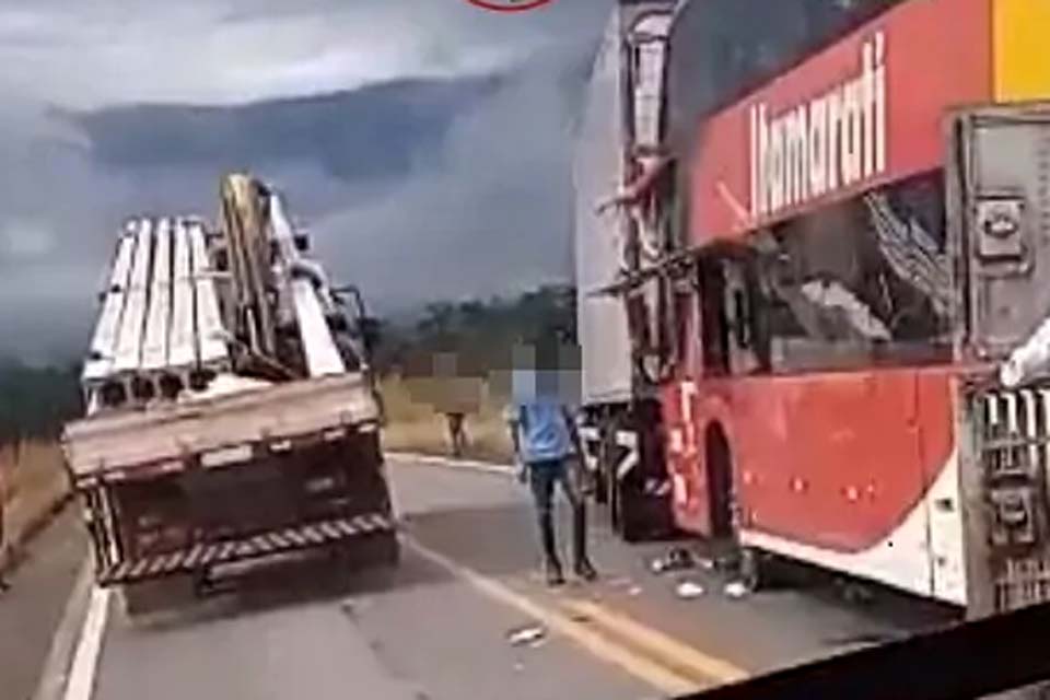 Ônibus colide com caminhão na BR-364 próximo ao Distrito do Guaporé