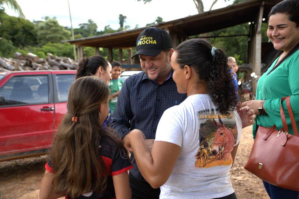 Cirone Deiró entrega lote de adubo à Associação União Capixaba para a correção de solo em lavoura de café