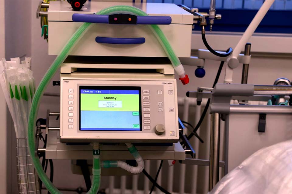 Brasil receberá doação de 47 mil itens de kit intubação da Irlanda