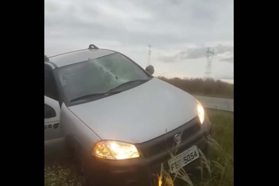Barra de ferro atravessa veículo e motorista escapa por pouco