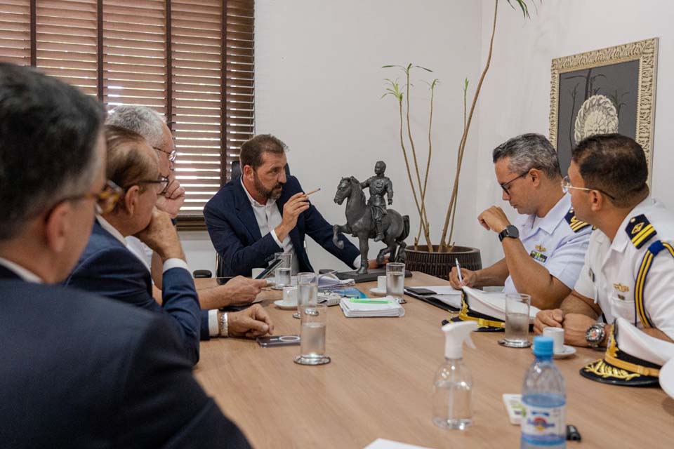 Prefeito Hildon Chaves se reúne em seu gabinete com o comandante do 9º Distrito Naval da Marinha do Brasil