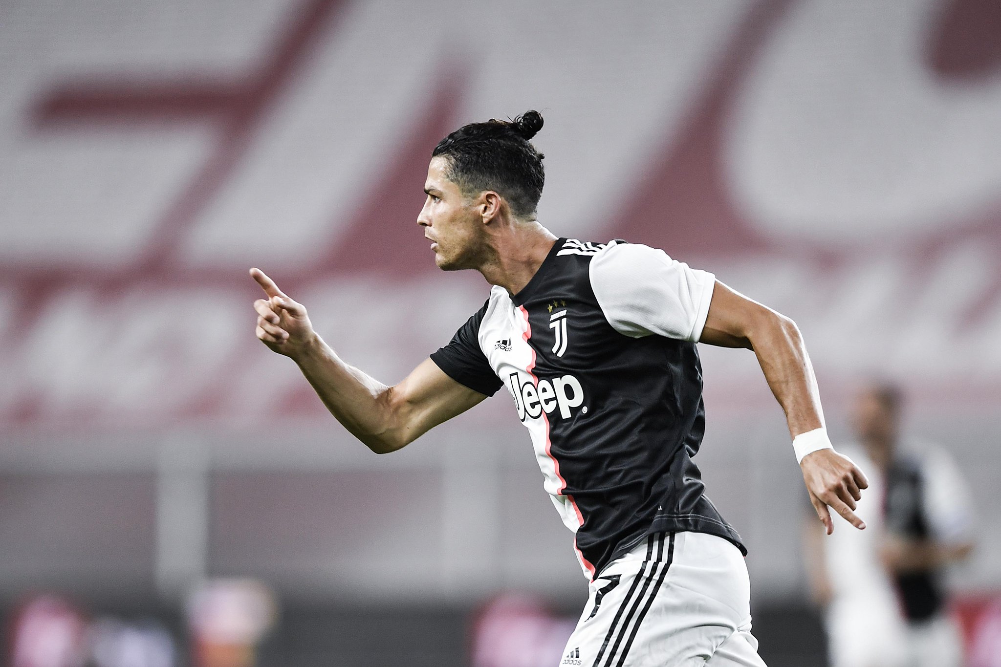 VÍDEO - Com golaço de Cristiano Ronaldo, Juventus vence o Genoa pelo Italiano
