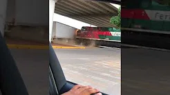 Trem colide com baú de caminhão no México