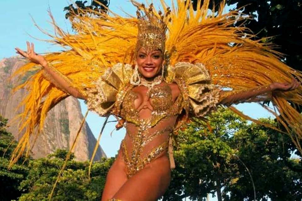 Musa do Carnaval quebra braço em confusão no Rio