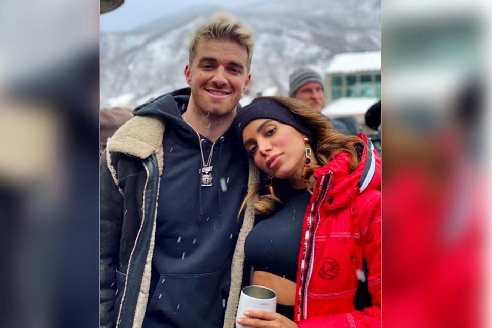 Anitta abraça DJ apontado como novo affair e legenda de foto anima fãs