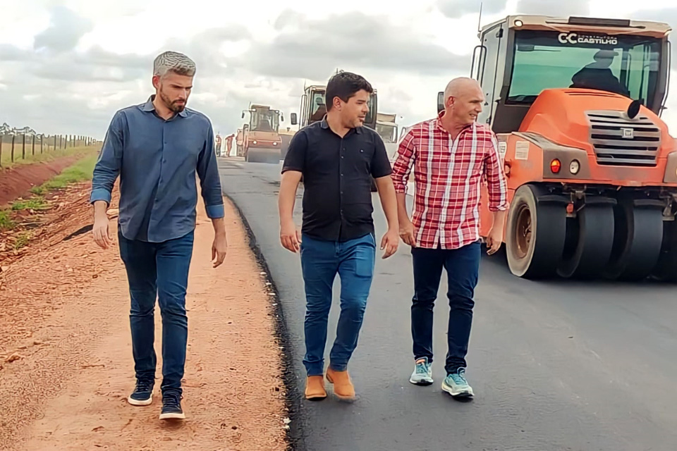 Ezequiel Neiva inspeciona encerramento dos trabalhos de asfaltamento da Rodovia do Boi em 2023