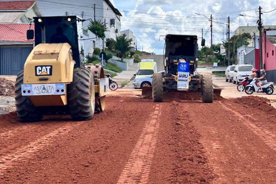 Prefeitura de Jaru realiza terraplanagem na Rua Minas Gerais no setor 05