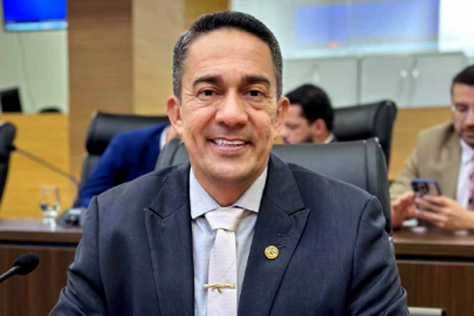 Deputado Eyder Brasil homenageia IPERON com Medalha de Mérito Legislativo