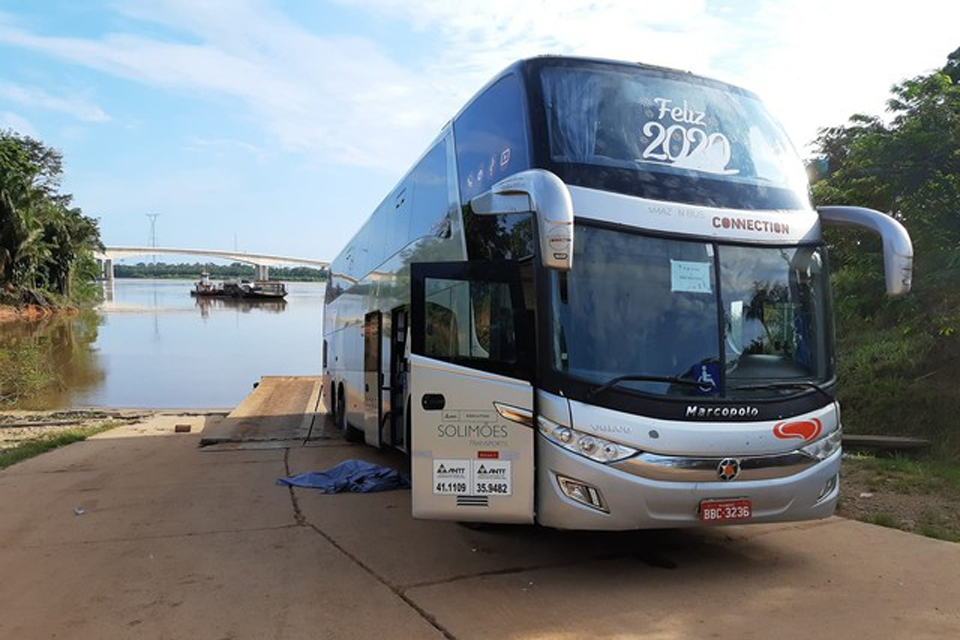 Mãe morre e filha fica ferida após atropelamento por ônibus na saída de balsa