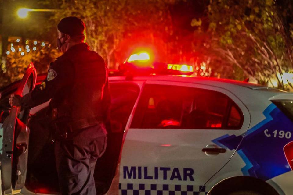 Homem causa pânico em praça no Centro ao sacar arma para servidor público