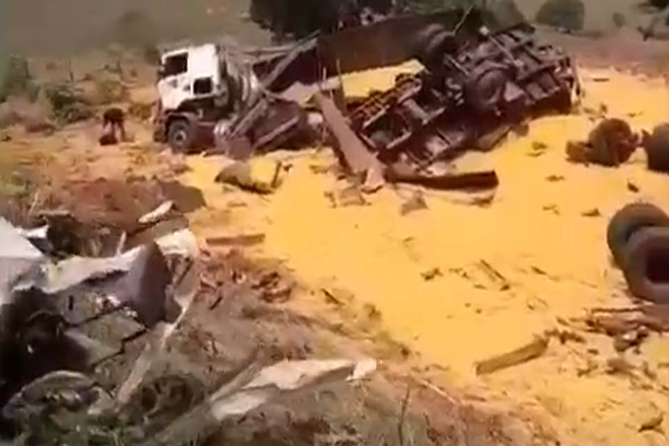 Caminhão graneleiro fica destruído após tombar na BR-435